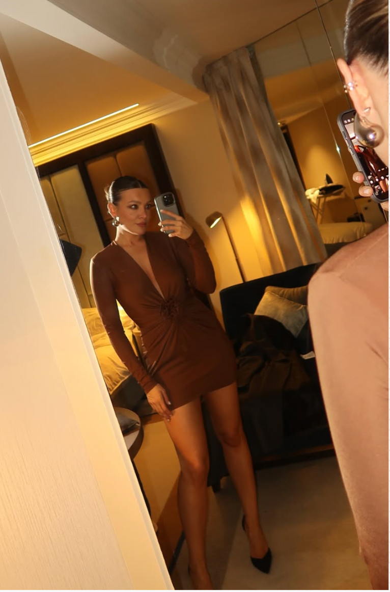 Rochie Mallorca mini Mocha din jerseu cu floare decorativa