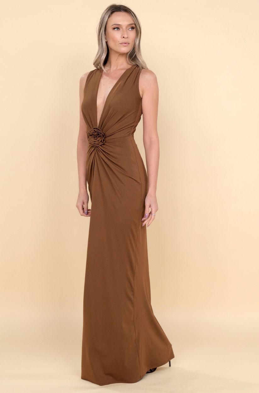 Rochie Mallorca mocha maxi fara maneci cu floare decorativa