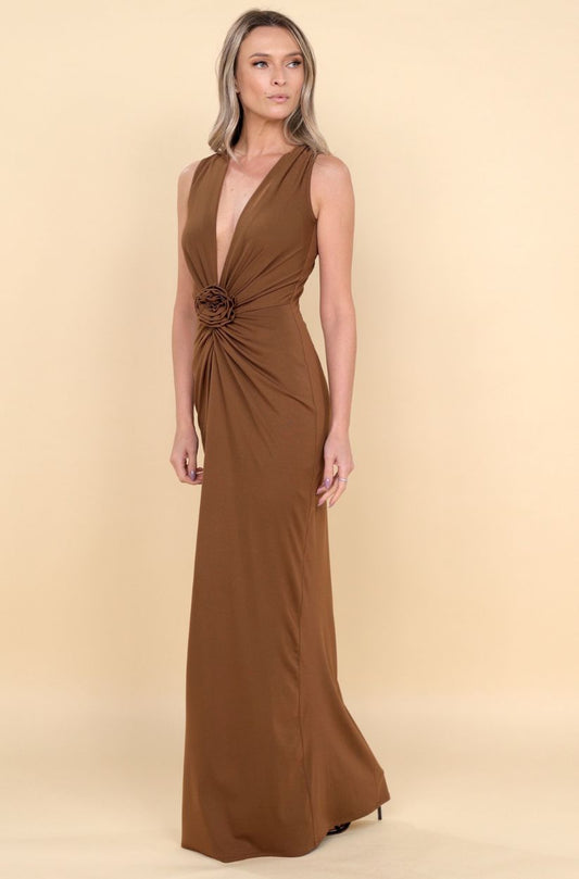Rochie Mallorca mocha maxi fara maneci cu floare decorativa