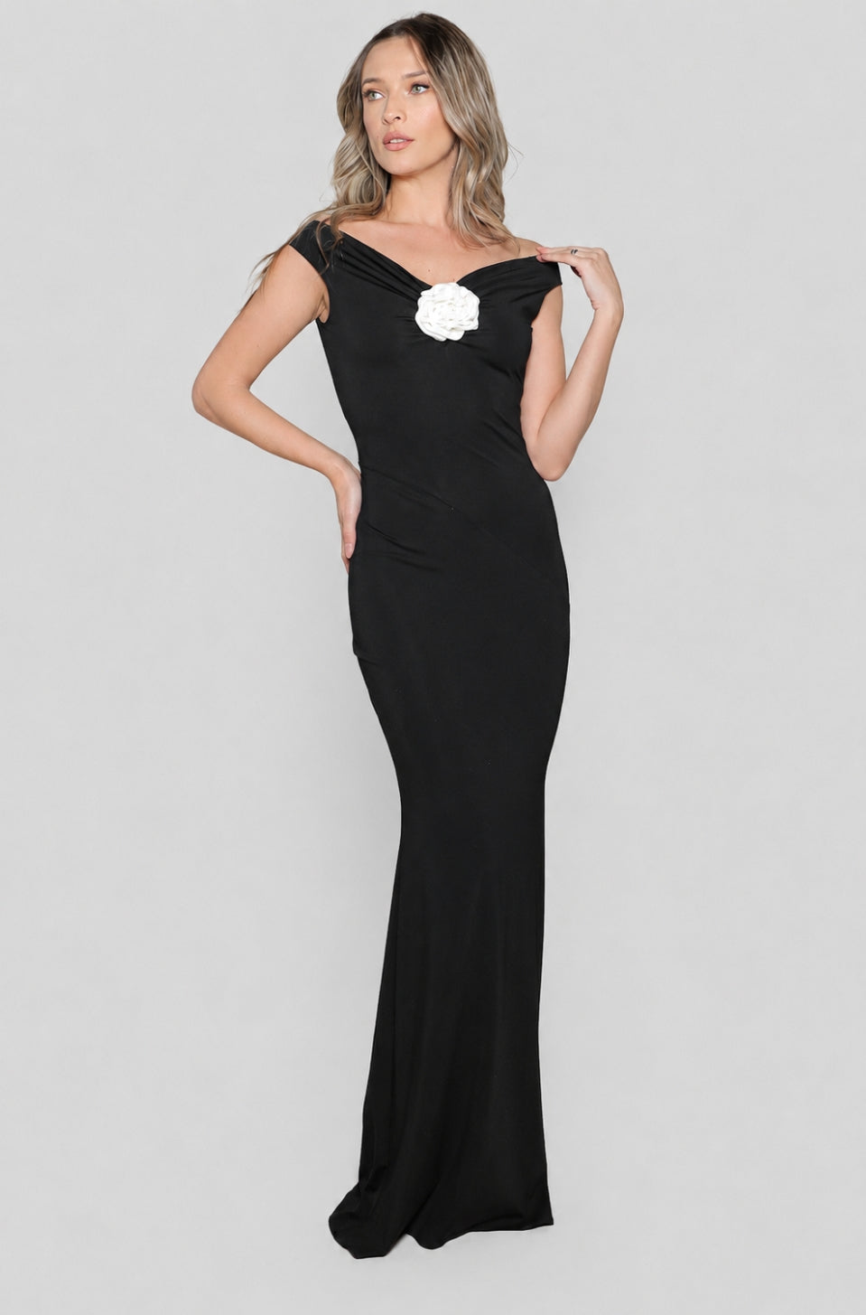 Rochie Venice maxi neagra cu floare alba aplicata